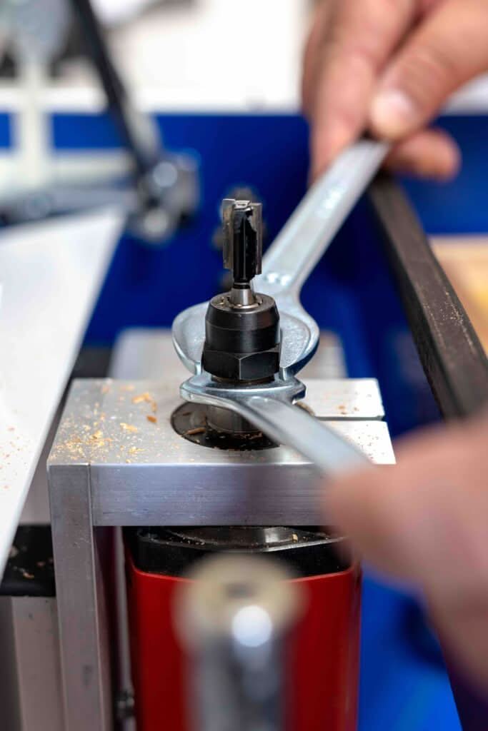 Flush milling cutter with indexable inserts and thrust bearing