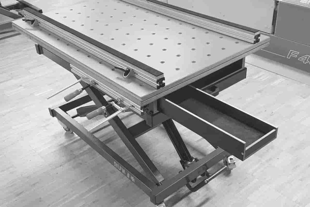 RUWI Premium lift table used with accessories