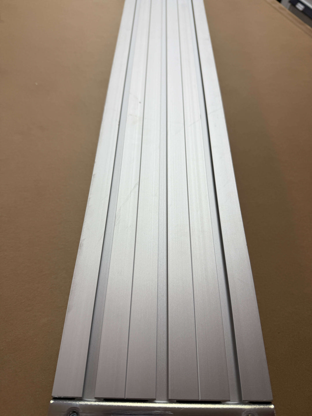 Rallonge de table longue pour rail de fixation avec légères rayures