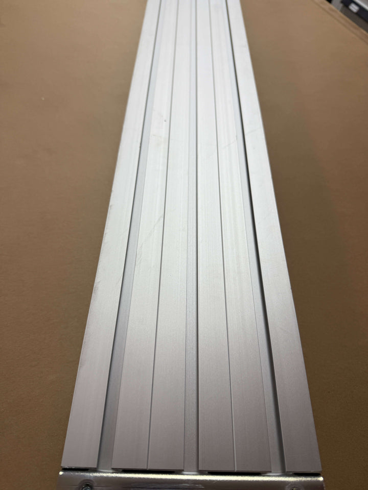 Rallonge de table longue pour rail de fixation avec légères rayures