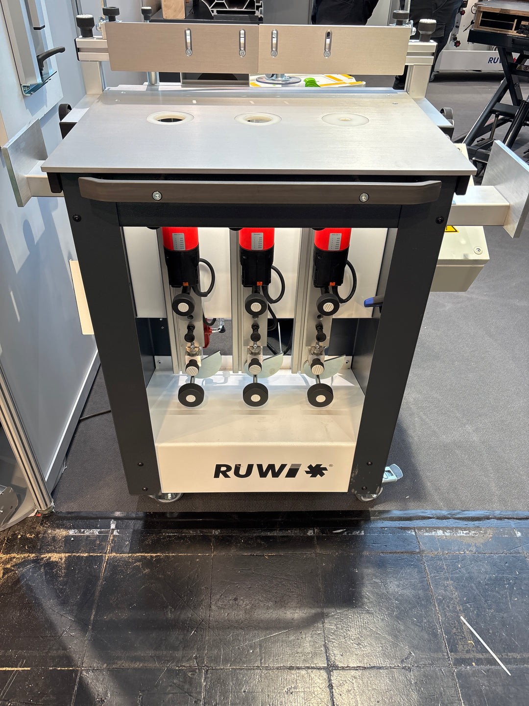 Macchina dimostrativa della fiera LIGNA 2025: tavolo di fresatura RUWI Performance