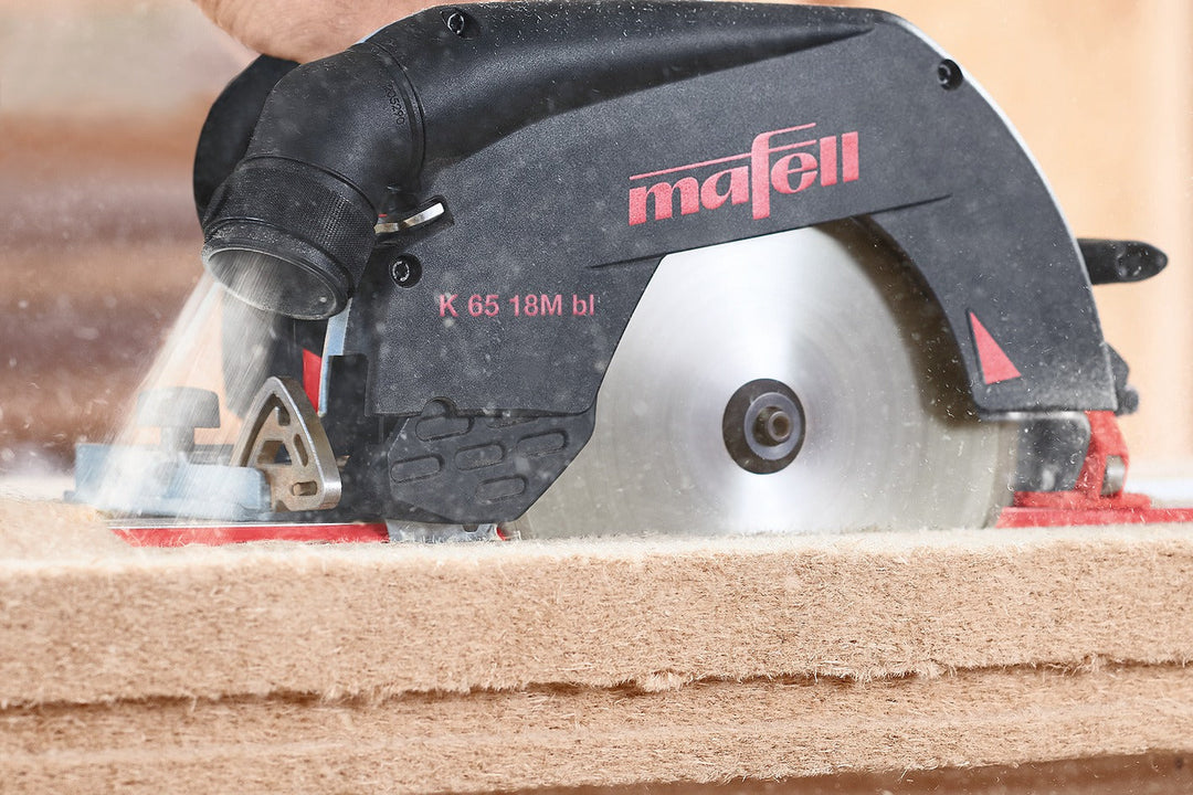 Scie circulaire sans fil Mafell K 65 18M bl lors de la découpe d'un panneau multicouche
