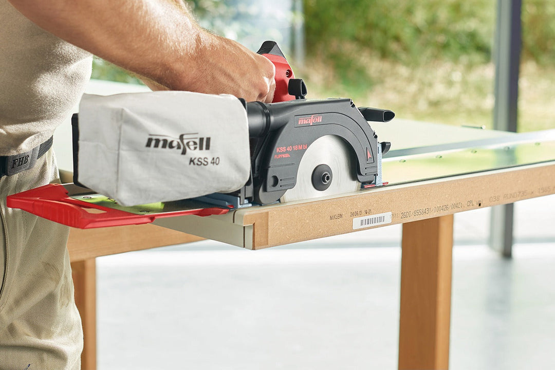 Mafell Sägeblatt 120 mm in der KSS 40 beim Schnitt durch Laminat