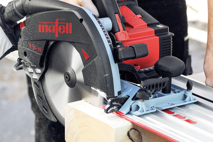 Rail de guidage Mafell F 160 avec scie circulaire à main K 85 sur une poutre en bois