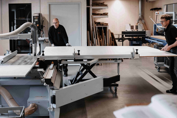 RUWI table élévatrice châssis 300, utilisé comme dispositif d'aide au transport d'un panneau à côté de la scie à panneaux