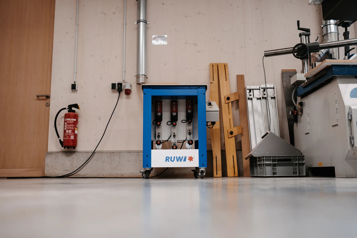 RUWI Frästisch im Einsatz – Werkstück läuft am Anschlaglineal entlang, Hand an der Feineinstellung