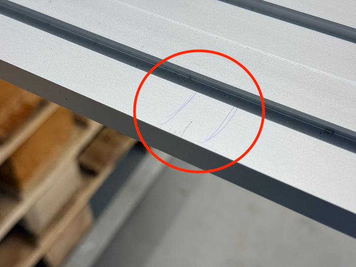 Długie przedłużenie stołu do szyny montażowej z lekkimi zadrapaniami