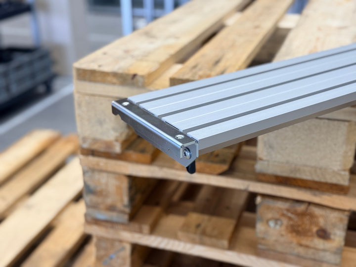 Długie przedłużenie stołu do szyny montażowej z lekkimi zadrapaniami