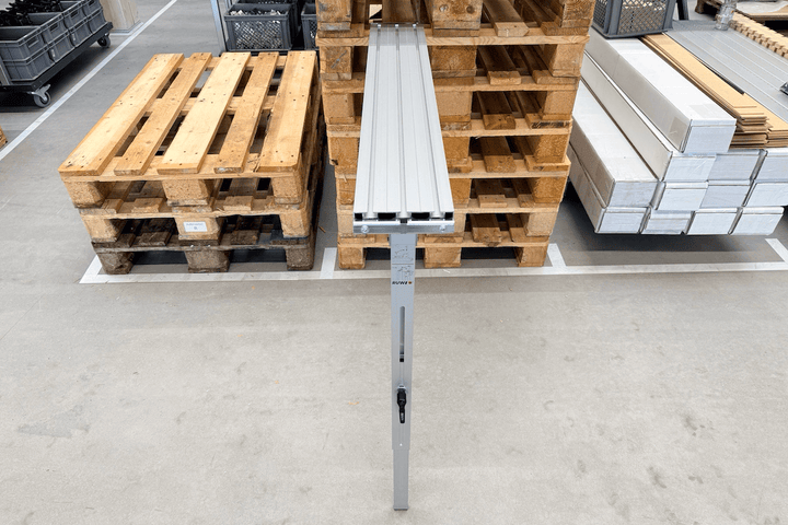 Długie przedłużenie stołu do szyny montażowej z lekkimi zadrapaniami