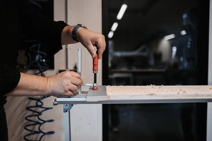 Bessey Ganzstahl Tischzwinge GTR 160/60 in der Nut einer Tischverlängerung, Brett wird festgespannt