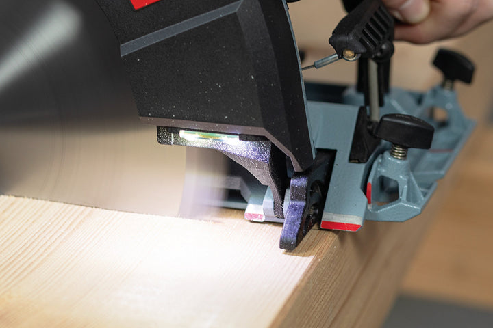Mafell Handkreissäge K 105: Helle LED-Lichter sorgen für eine großflächige Ausleuchtung des Arbeitsbereichs
