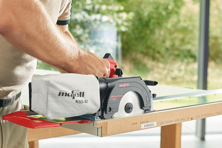 Mafell Akku-Kappschienen-Säge KSS 40 18M bl: In Kombination mit der rollbaren Flexi-Schiene FX 140 sind präzise geführte Schnitte bis 1,4 m kein Problem