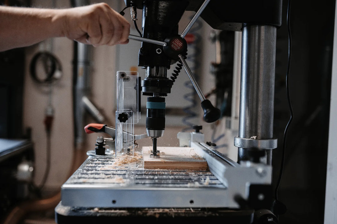 RUWI Bohrtisch Classic auf der Säulenbohrmaschine, Werkstück am Anschlaglineal, Bohrer beim Ansetzen