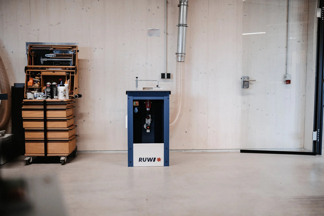 RUWI Frästisch Basic in der Werkstatt, kompakter Tisch mit einem Spindelmotor und Absauganschluss