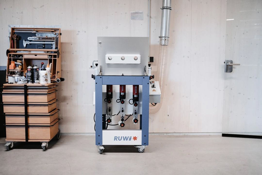 RUWI Frästisch Classic in der Werkstatt, drei Spindelmotoren unter dem Tisch, Absaugschlauch angeschlossen