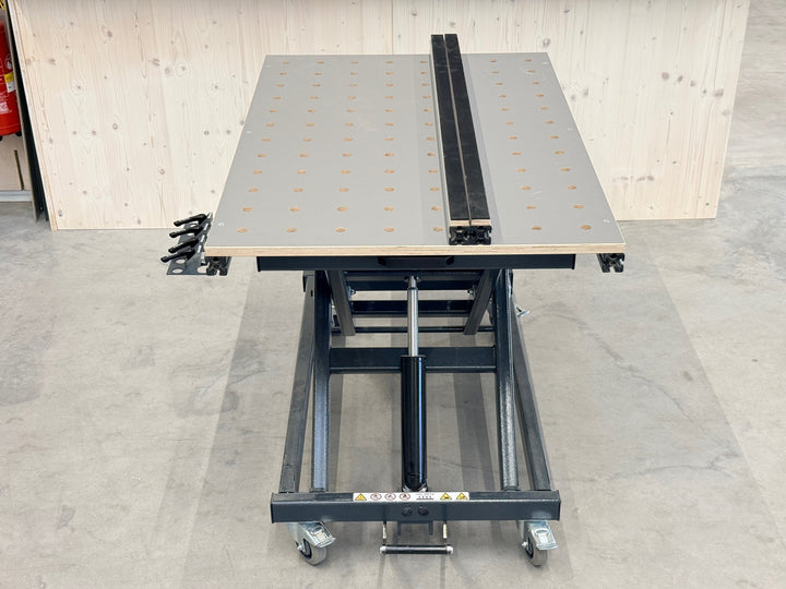 RUWI Hubtisch Basic mit 2 Seiten-Spannprofilen – Messetisch mit feinen Gebrauchsspuren
