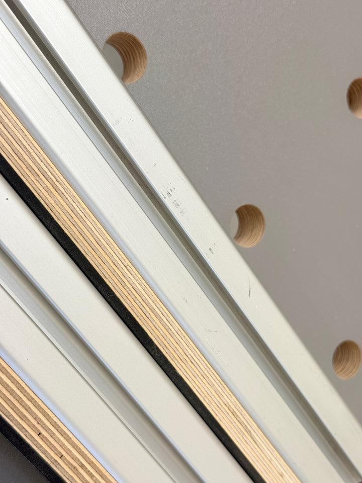 RUWI Hubtisch Basic mit 2 Seiten-Spannprofilen – Messetisch mit feinen Gebrauchsspuren