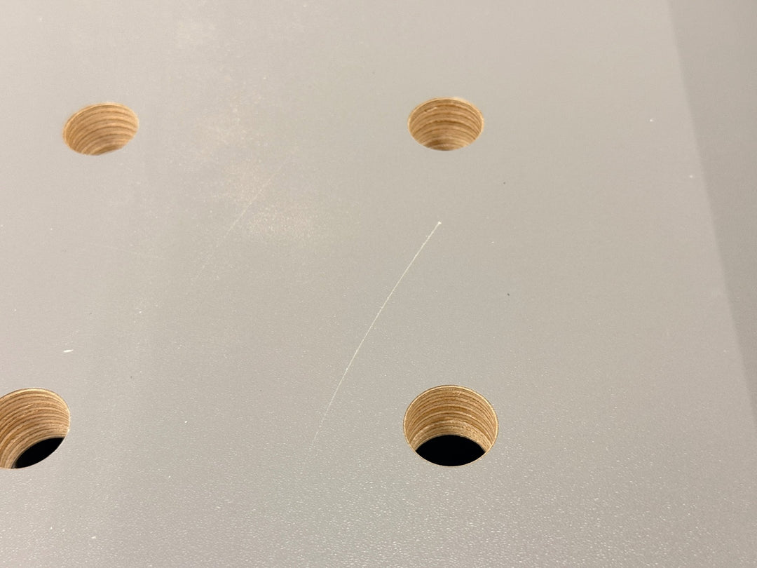 RUWI Hubtisch Basic mit 2 Seiten-Spannprofilen – Messetisch mit feinen Gebrauchsspuren