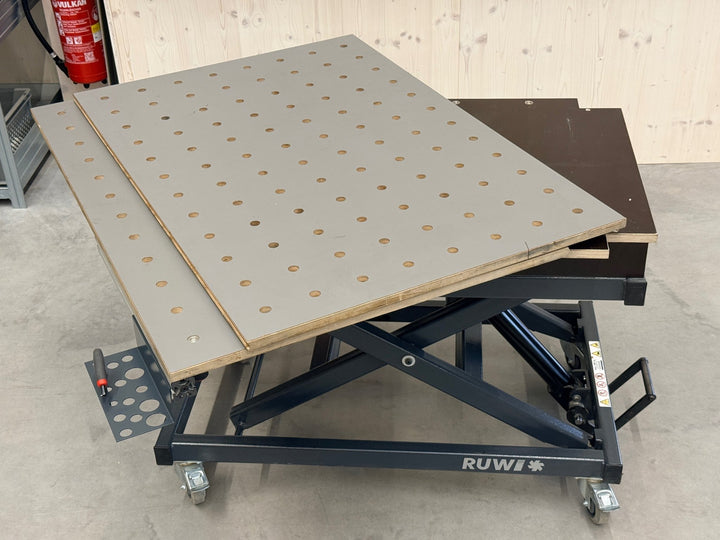 RUWI Hubtisch Premium – Produktionstisch mit starken Gebrauchsspuren