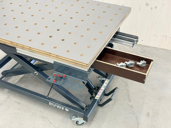 RUWI Hubtisch Premium – Produktionstisch mit starken Gebrauchsspuren