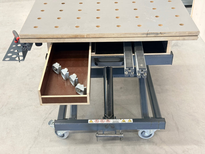 RUWI Hubtisch Premium – Produktionstisch mit starken Gebrauchsspuren