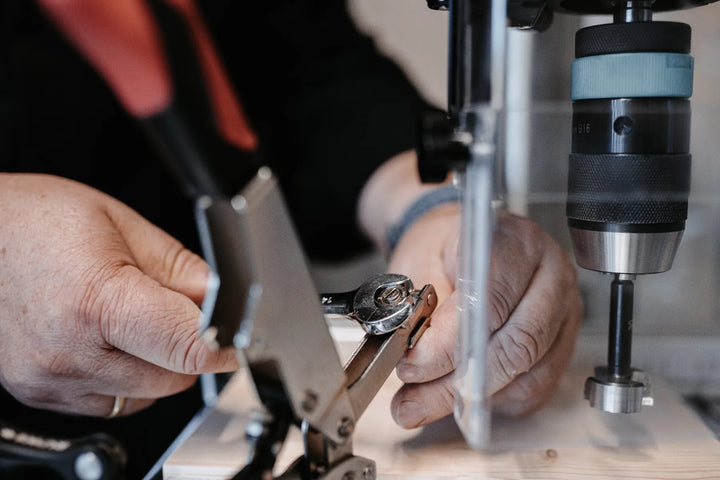 RUWI Senkrechtspanner, Druckplatte wird mit dem Gabelschlüssel auf die Werkstückhöhe eingestellt