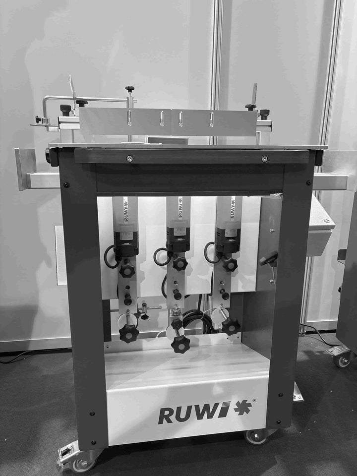 Beursdemonstratie LIGNA 2025: RUWI freestafel Classic incl. accessoires